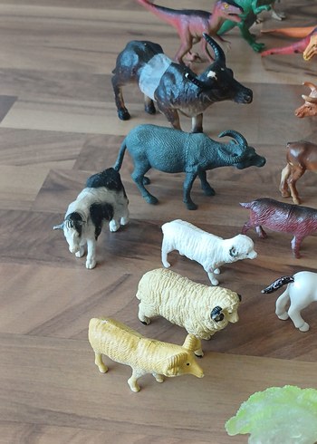 Beden Çeşitli Renklerde Hayvan ve Dinozor Figürleri