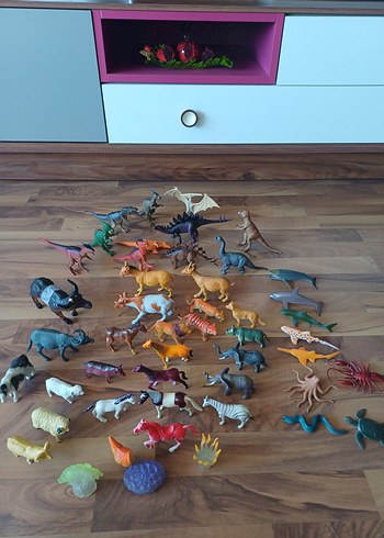 Çeşitli Renklerde Hayvan ve Dinozor Figürleri
