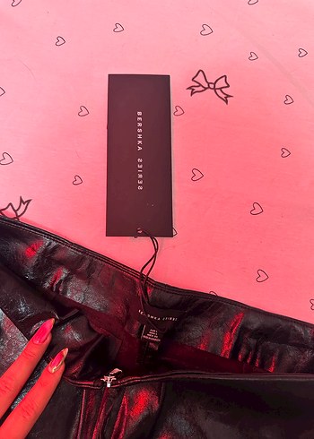 Kadın Siyah Kürklü Deri Mini Şort - Görsel 4