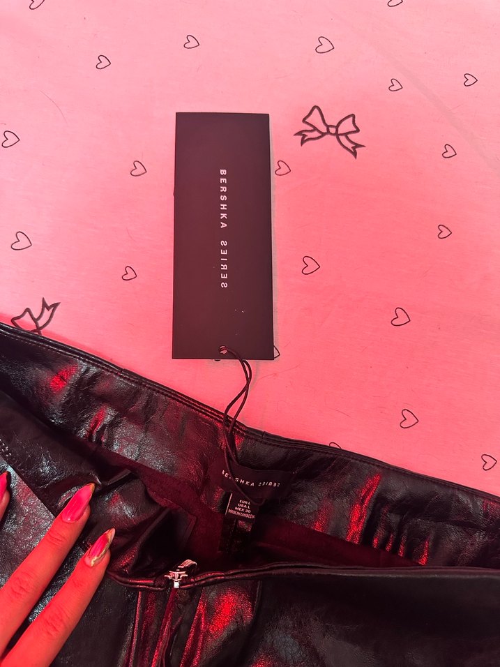 Kadın Siyah Kürklü Deri Mini Şort - Görsel 4