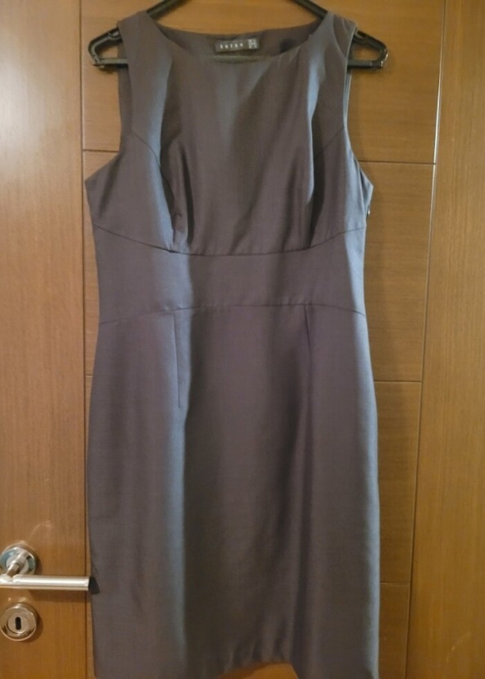 İş için kullanışlı ve şık, üzerinize oturan elbise - Görsel 3