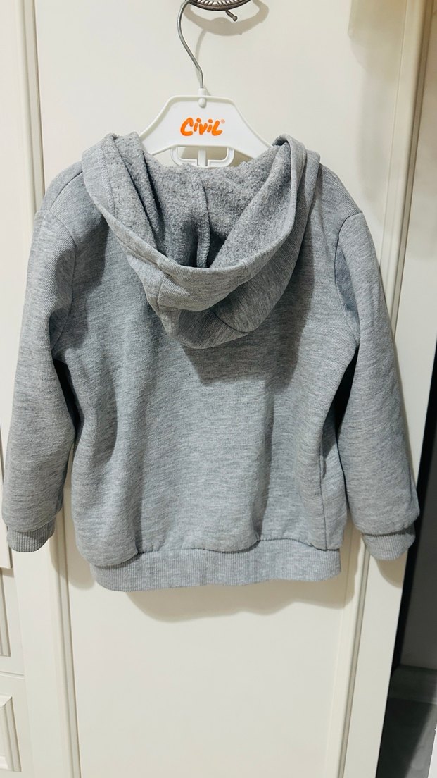 Kapüşonlu Erkek Çocuk - Görsel 3