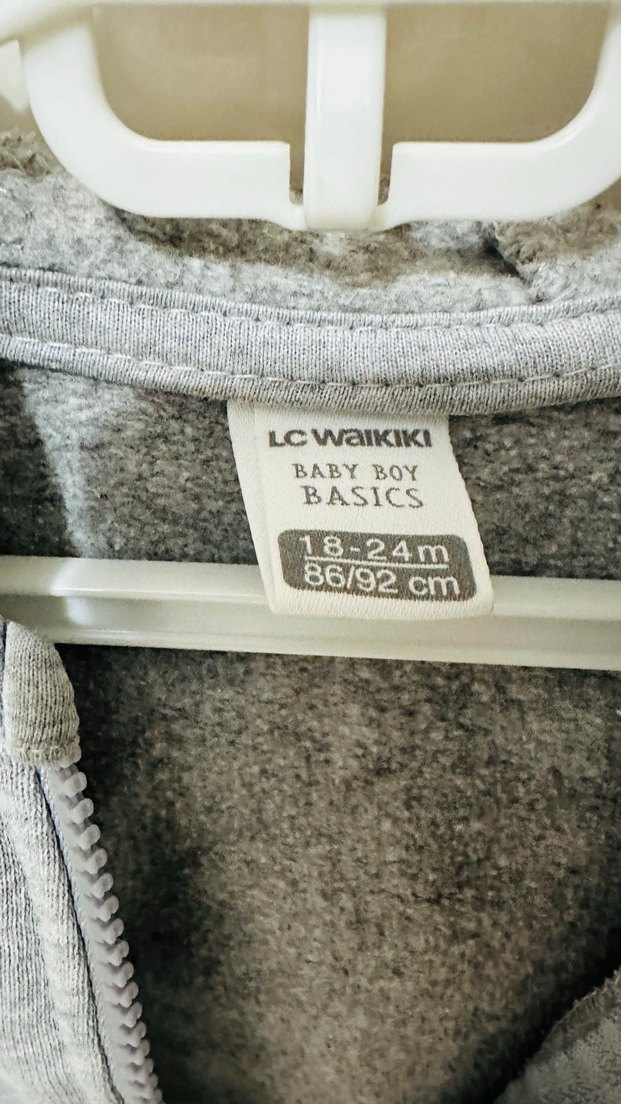 Kapüşonlu Erkek Çocuk - Görsel 2