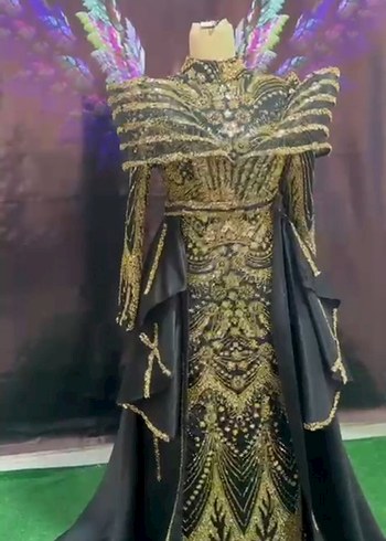 Altın Renkli Uzun Drapeli Gotik Abiye Elbise - Görsel 3