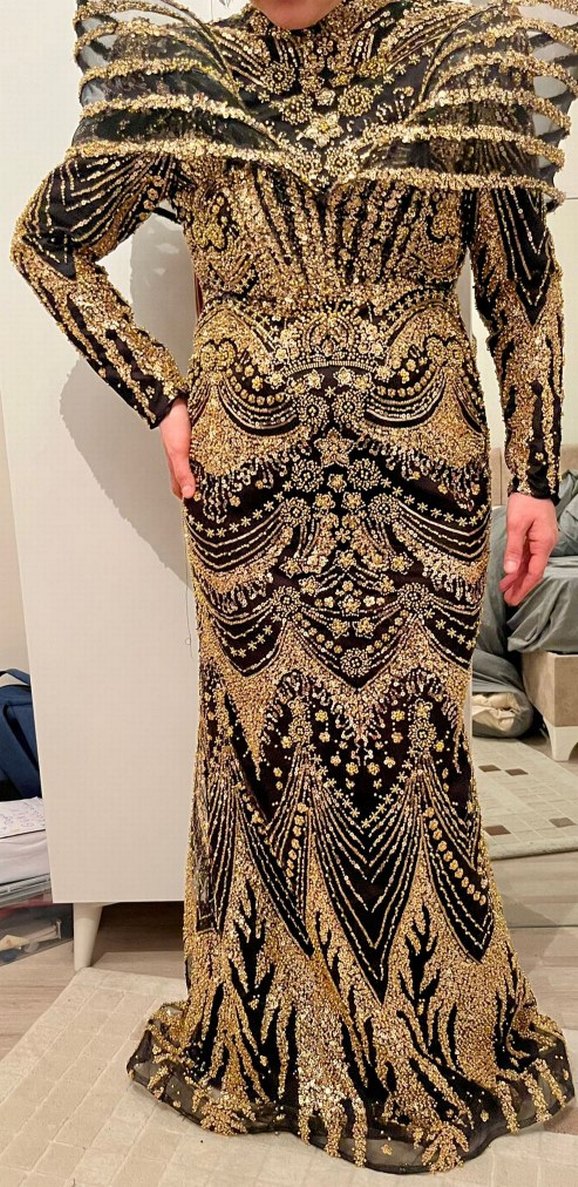 Altın Renkli Uzun Drapeli Gotik Abiye Elbise - Görsel 2