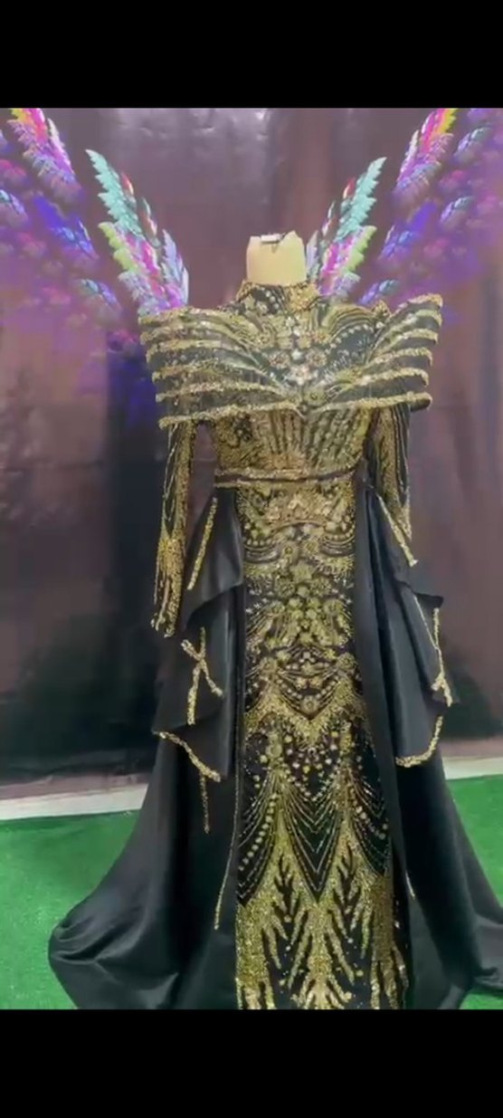 Altın Renkli Uzun Drapeli Gotik Abiye Elbise - Görsel 3