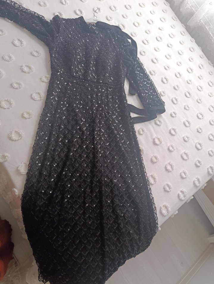 Uzun Siyah Nakışlı ve Boncuk İşlemeli Elbise - Görsel 2