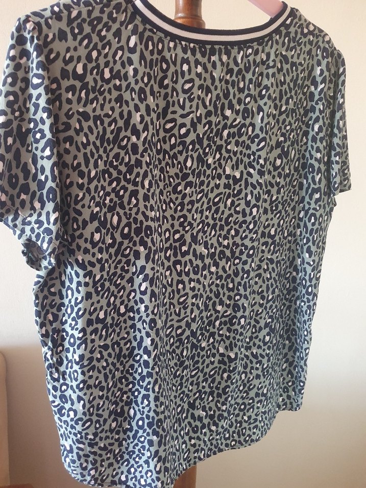 Gri Leopar Desenli Kısa Kollu Bluz - Görsel 4