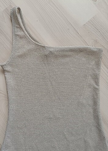 Tek omuz askılı simli H&M üst
