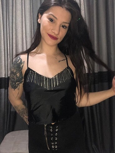 Siyah saten askılı