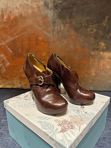 Nine west kahve bot