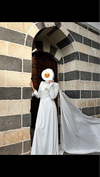 Beyaz nikah elbisesi ve şal