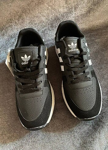 43 Beden Siyah Adidas Spor Ayakkabı