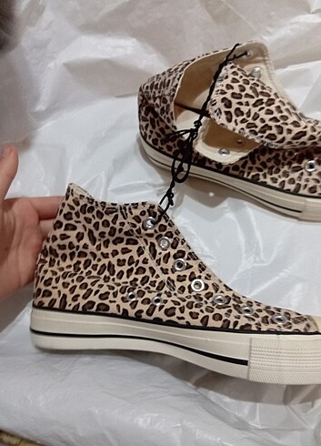 38 Beden ten rengi Renk Leopar desenli Converse 