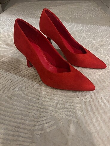 Stradivaruis kırmızı stiletto