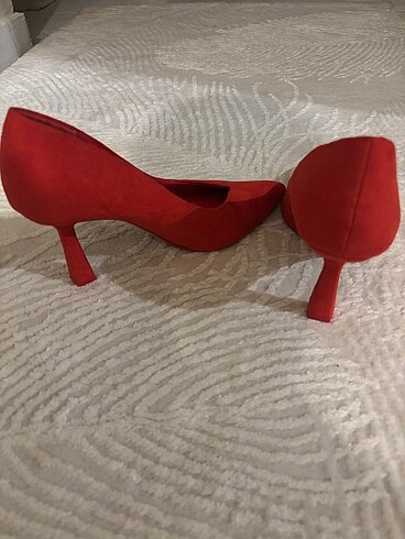 38 Beden kırmızı Renk Stradivaruis kırmızı stiletto