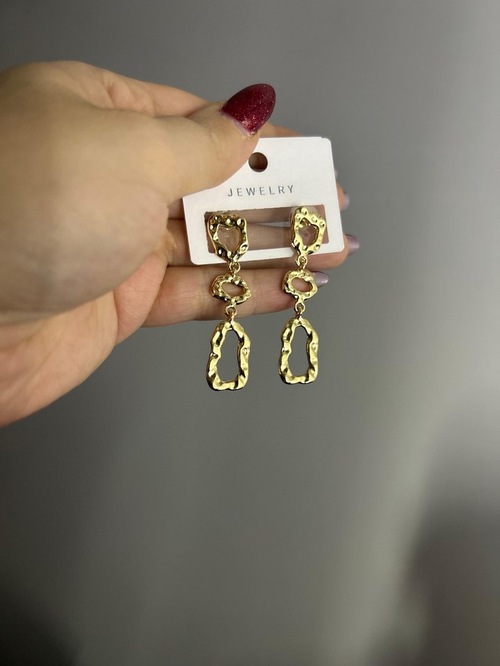 Zincir Detaylı Altın Renk Mini n Desenli Küpe - Görsel 2