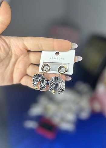 Gri Fırfırlı Mini Kadın Küpe - Görsel 4