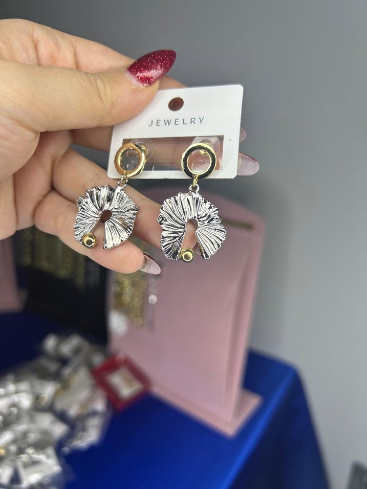 Gri Fırfırlı Mini Kadın Küpe - Görsel 2