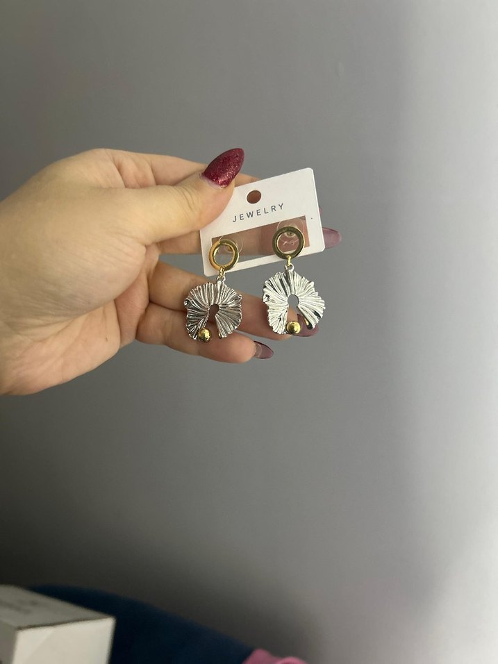 Gri Fırfırlı Mini Kadın Küpe - Görsel 3