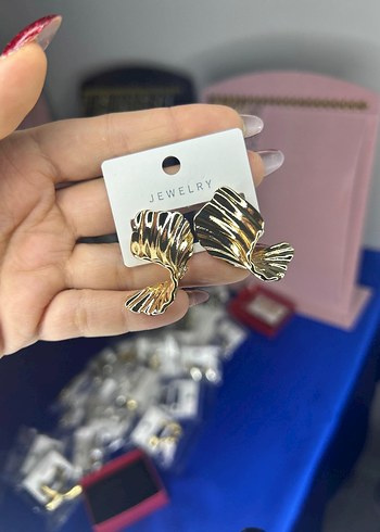 Altın Renkli Mini Pilili Küpe - Görsel 2