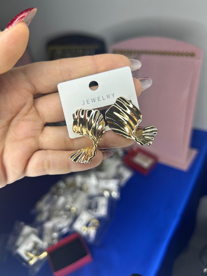 Altın Renkli Mini Pilili Küpe - Görsel 2