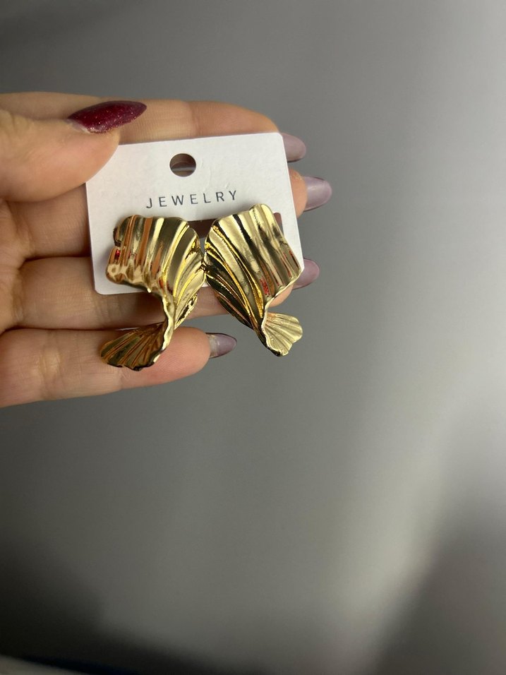 Altın Renkli Mini Pilili Küpe - Görsel 3