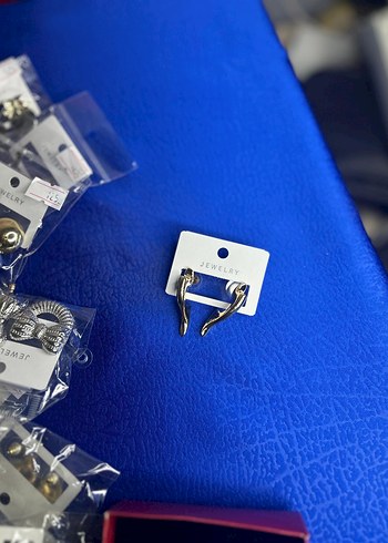 Kısa Parlak Altın Tokalı Kadın Küpe - Görsel 2