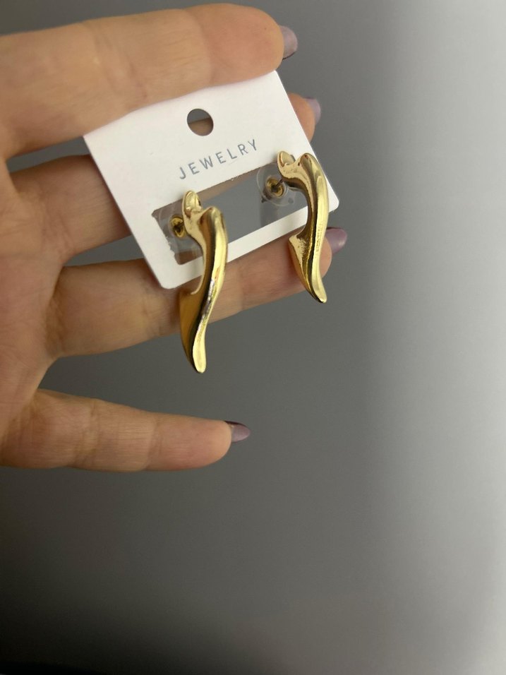 Kısa Parlak Altın Tokalı Kadın Küpe - Görsel 3