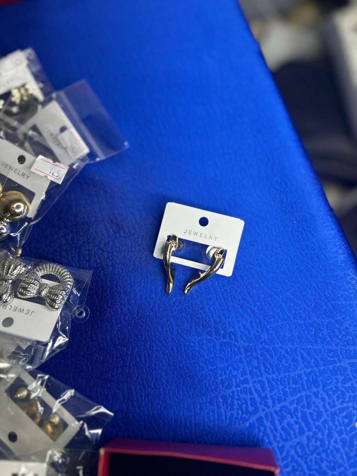 Kısa Parlak Altın Tokalı Kadın Küpe - Görsel 2