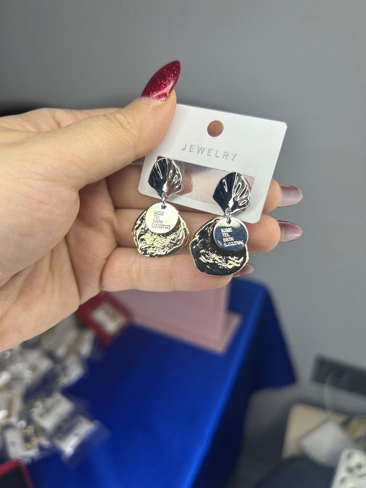 Altın Renk Mini Sıralı Küpeler - Görsel 2