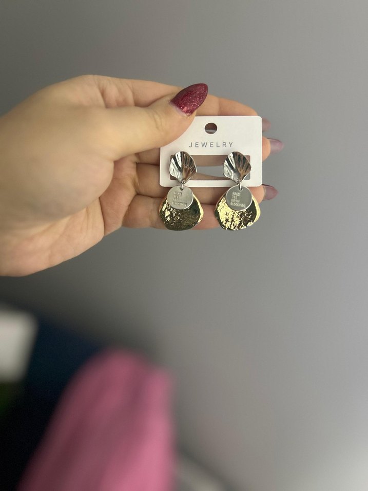 Altın Renk Mini Sıralı Küpeler - Görsel 4