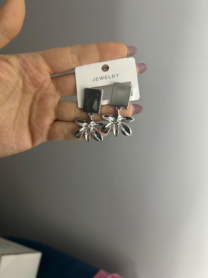 Gri Mini Payetli Sokak Stili Küpe - Görsel 2