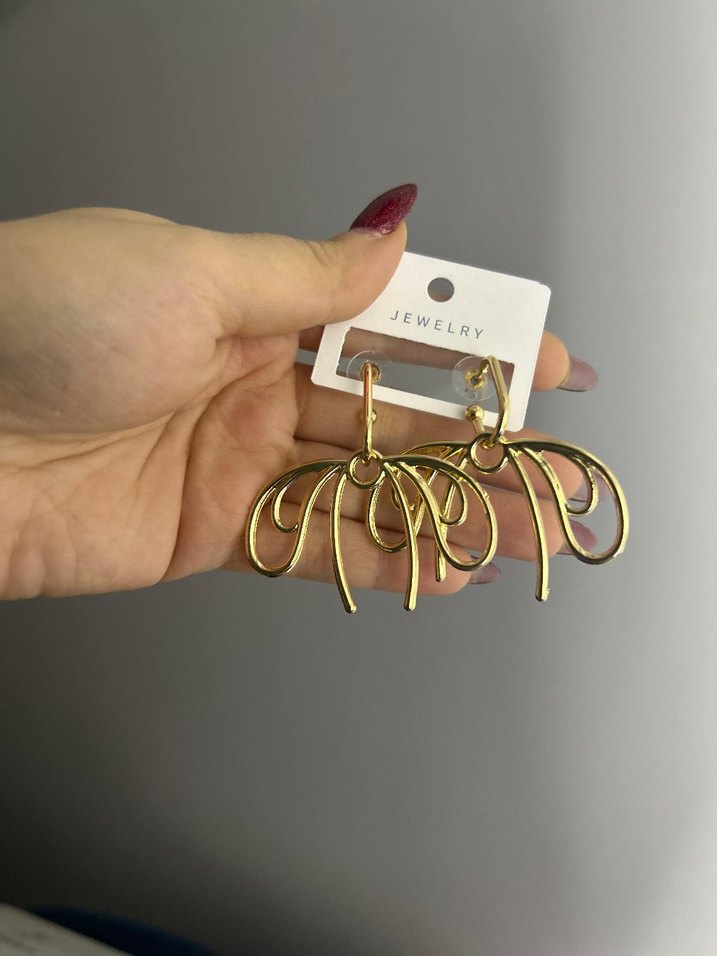 Altın Renkli Minimalist Kadın Küpeler - Görsel 4