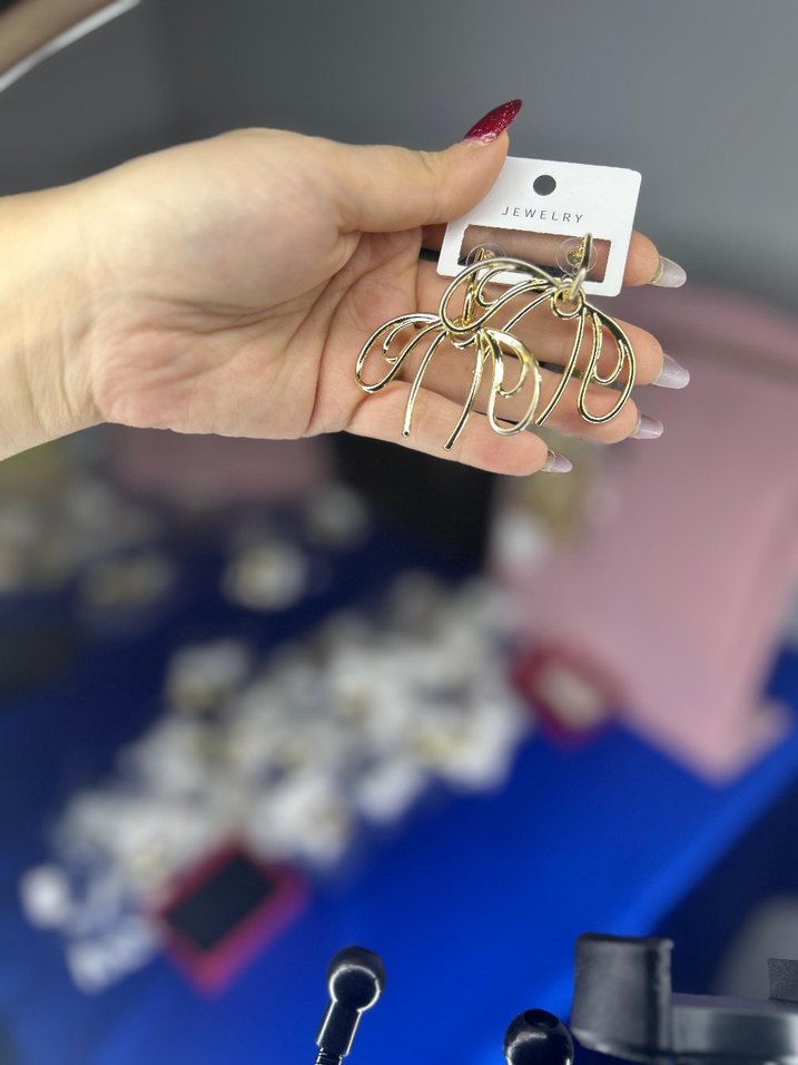 Altın Renkli Minimalist Kadın Küpeler - Görsel 2