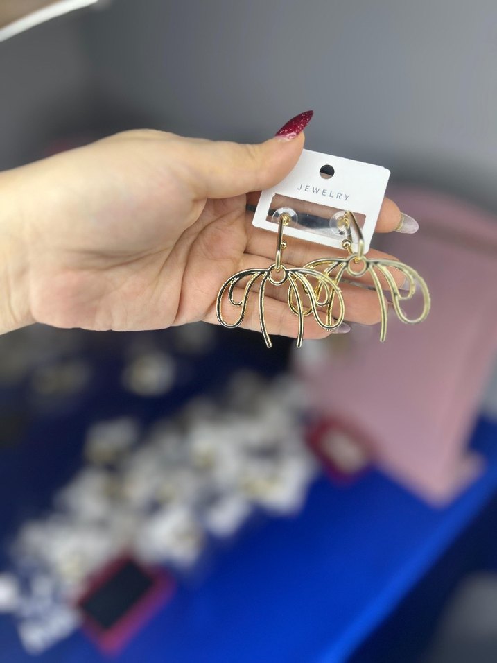 Altın Renkli Minimalist Kadın Küpeler - Görsel 3