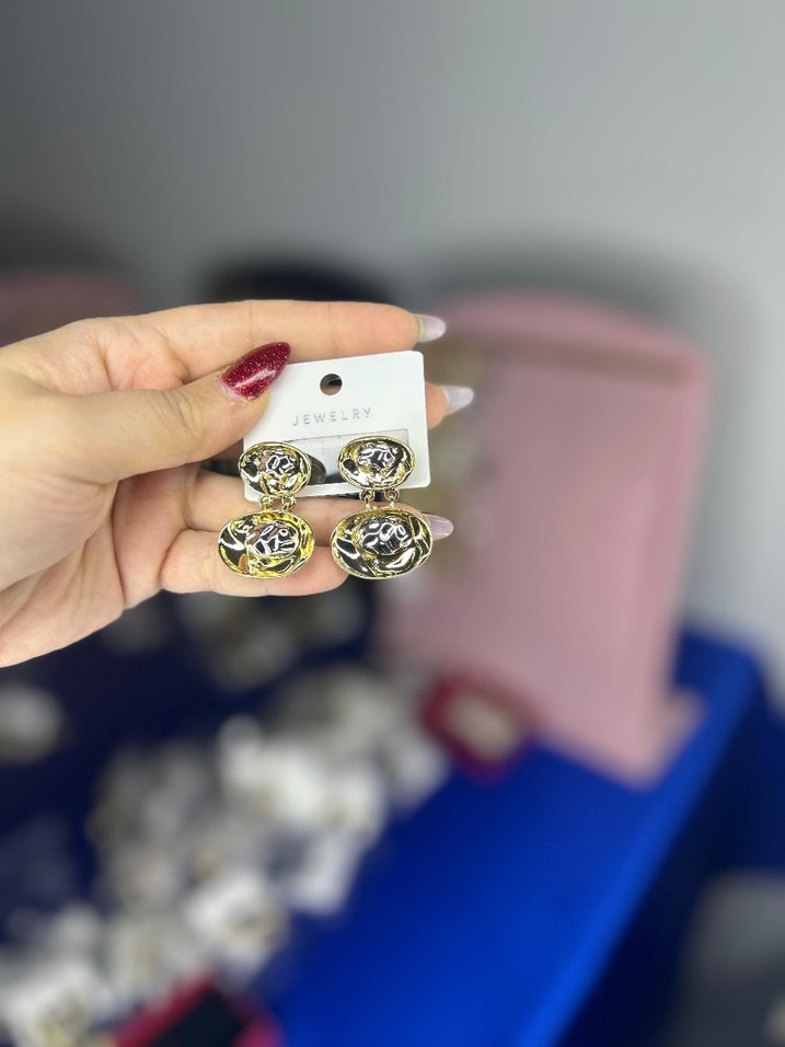 Altın Renkli Mini Düğmeli Kadın Küpeler - Görsel 2