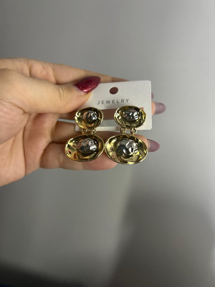 Altın Renkli Mini Düğmeli Kadın Küpeler - Görsel 3