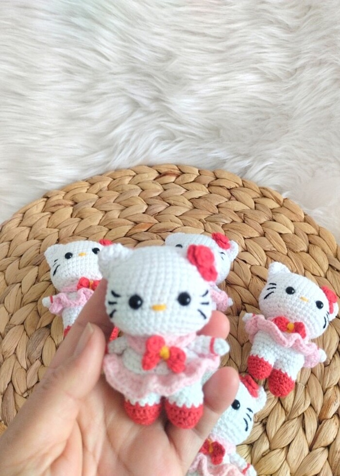 Amigurumi Hello Kitty anahtarlık canta susu - Görsel 3