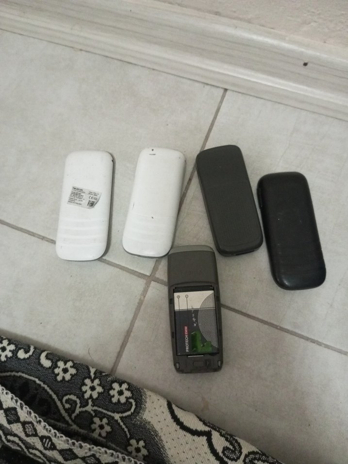 Beyaz ve Gri Eski Model Telefonlar - Görsel 2