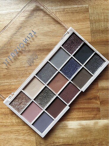 Revolution MUA Illusionist Far Paleti