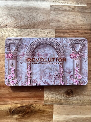 Revolution x Regal Romance Far Paleti