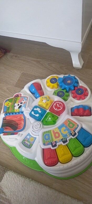Baby Clementoni Eğitici aktivite masası.