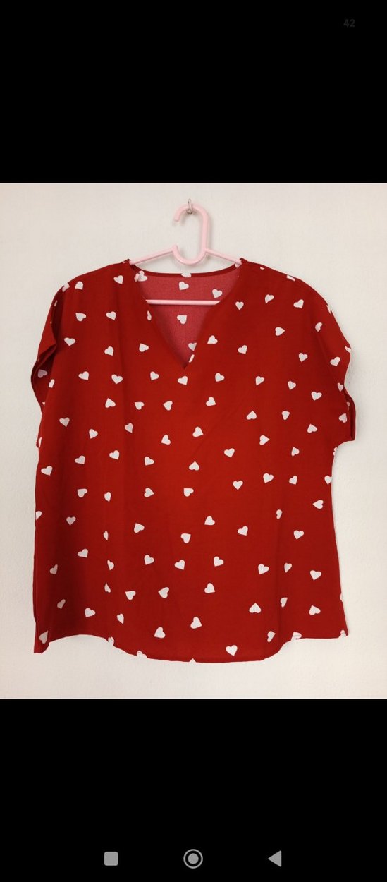Kırmızı Kalp Desenli V Yaka Düğmeli Bluz - Görsel 2