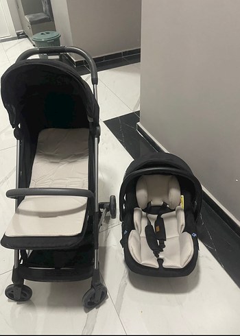 Beyaz Bebek Arabası ve Mama Sandalyesi