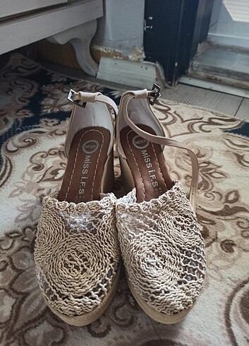 Sıfır topuklu sandalet