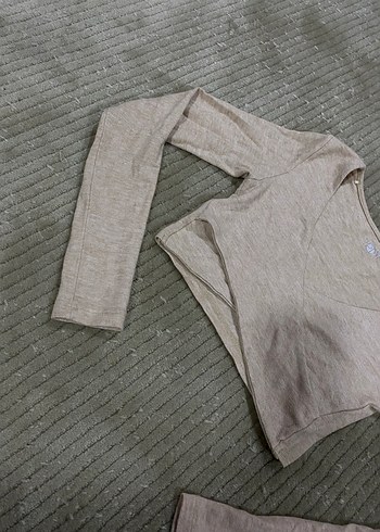 Bej V Yakalı Uzun Kollu Crop Top - Görsel 2