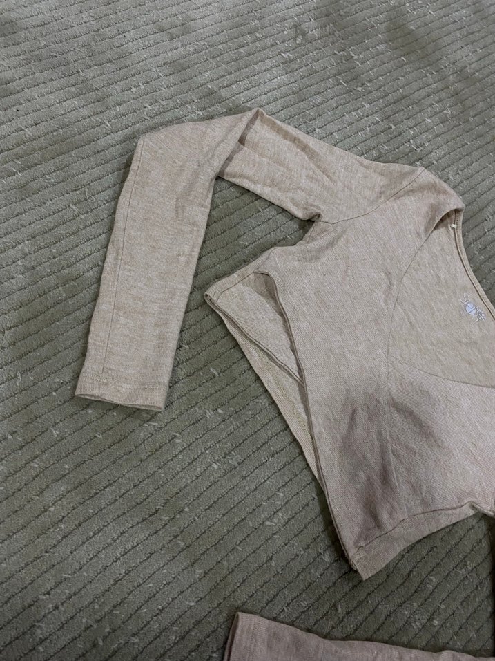 Bej V Yakalı Uzun Kollu Crop Top - Görsel 2