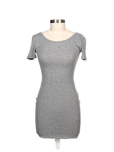 H&M Kısa Elbise %70 İndirimli.