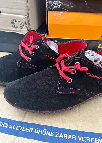 Kırmızı Bağcıklı Siyah Erkek Ayakkabı - Görsel 2